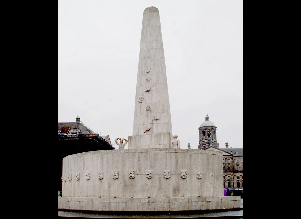 Dam Nationaal Monument op de achterzijde duiven en de provinciewapens (2022)