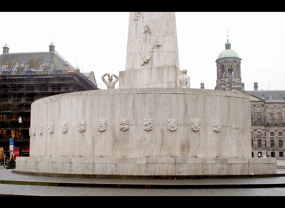 Dam Nationaal Monument op de achterzijde duiven en de provinciewapens (2022)