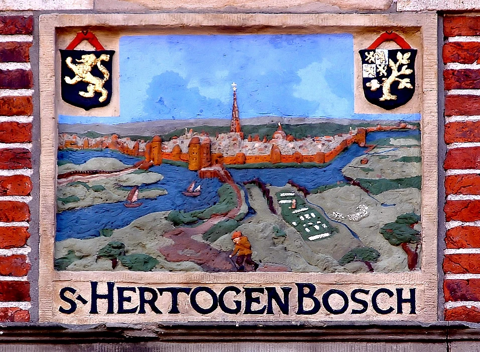 Dam 11 gevelsteen 's Hertogenbosch na een hernieuwde restauratie (2013)