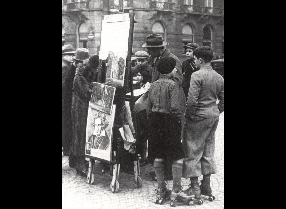 Dam straattekenaar maakt tekeningen naar eigen ontwerp en op verzoek (1934)