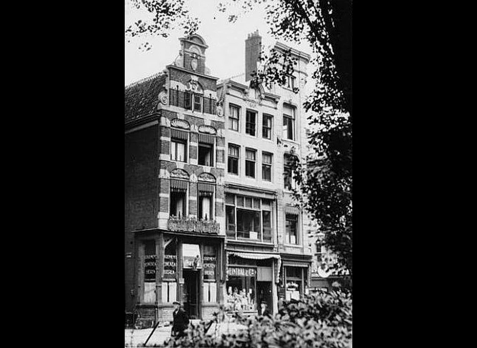 Warmoesstraat 201 huis 's Hertogenbosch inmiddels is de evenzijde van de Warmoesstraat verdwenen en het Damplantsoen ingericht. (ca.1935)