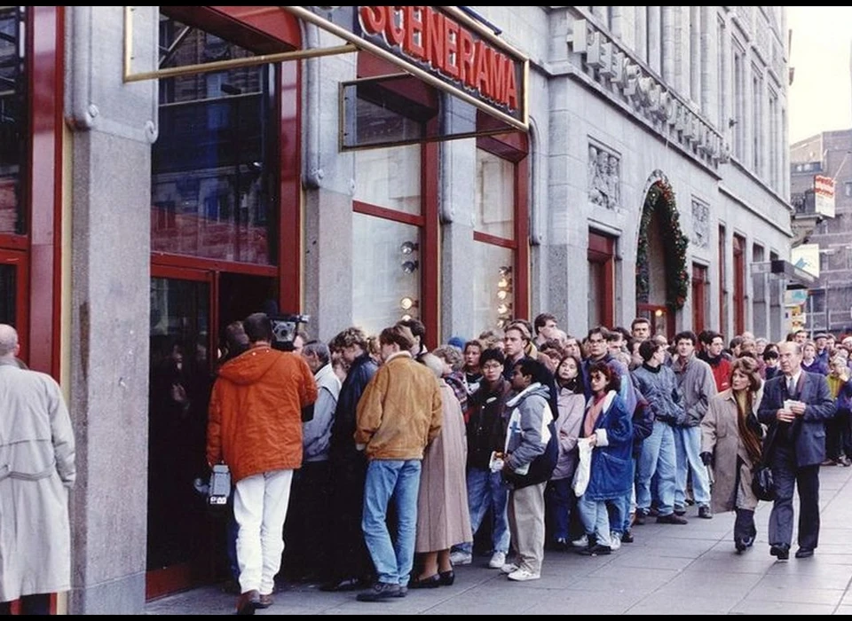 Dam 20 in de rij voor de nieuwe Madam Tussaud (1991)