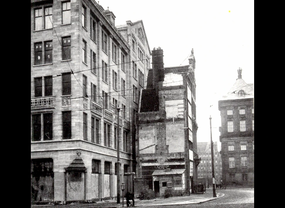 Dam 20 nieuwbouw voor Peek en Cloppenburg. Let op het verschil in rooilijn tussen de verwijderde panden en het nieuwe pand. (1916)