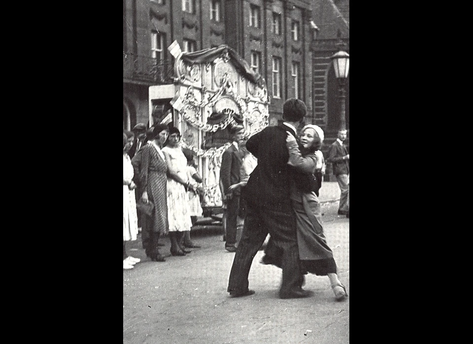 Dam draaiorgel en dus tijd voor een dansje (1935)