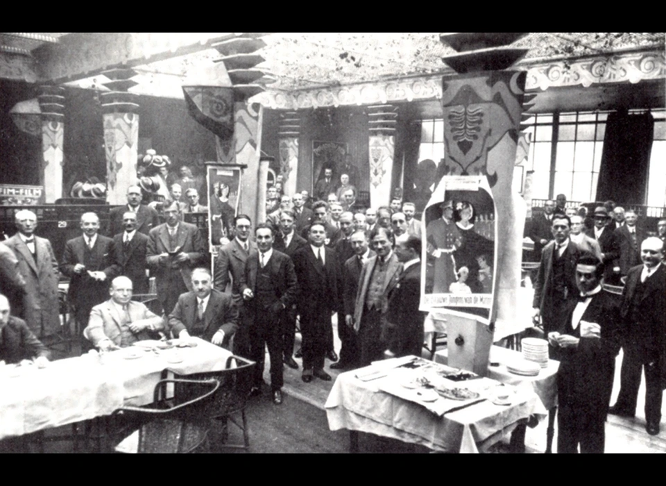 Warmoesstraat 173-183 In Krasnapolsky wordt wekelijkse de filmbeurs gehouden (ca.1934)