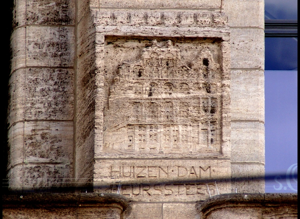 Dam 20 gevelsteen Hendrick de Keijserhuizen aan de Dam naast de Beurssteeg. (2022)