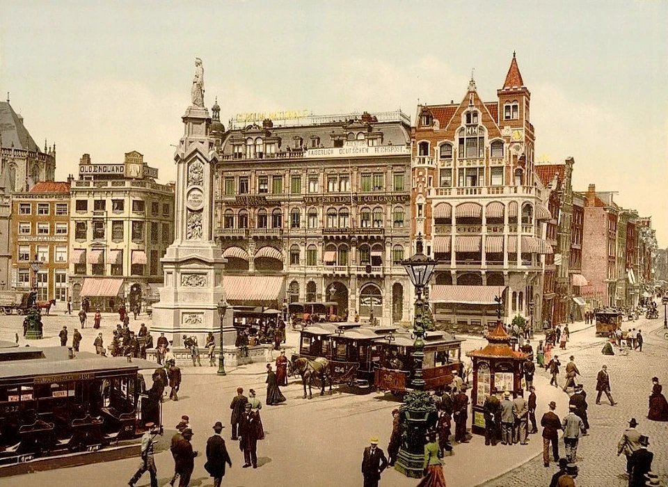 Dam 2-8 tussen Damrak en Eggertstraat (ca.1900)