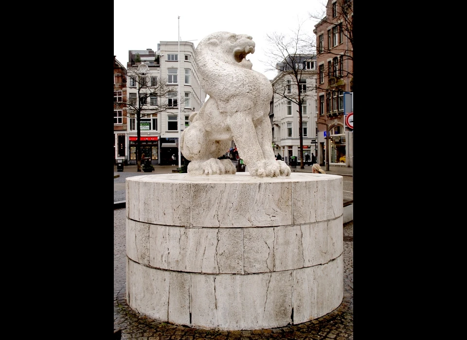 Dam Nationaal Monument twee Nederlandse leeuwen sluiten de voorzijde af (2022)
