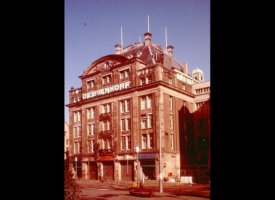 Dam 1 De Bijenkorf met bouwwerkzaamheden in de Beursstraat (1978)