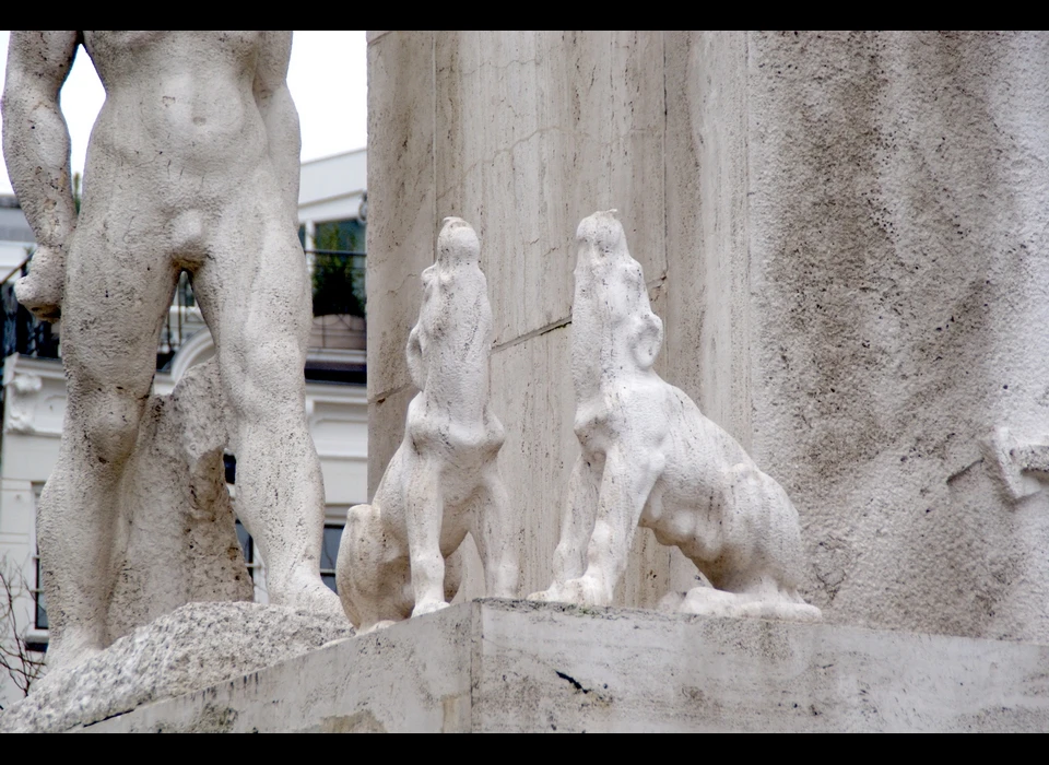 Dam Nationaal Monument beelden van huilende honden door J.A.Rädecker (2022)