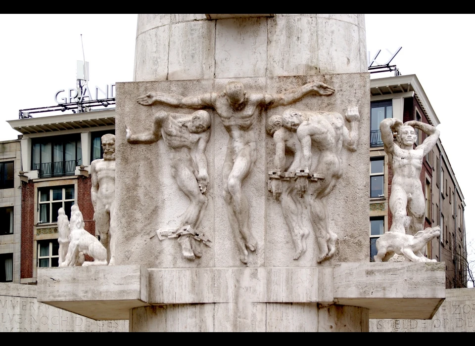 Dam Nationaal Monument de beelden zijn van J.A.Rädecker de reliëfs van Paul Grégoire (2022)