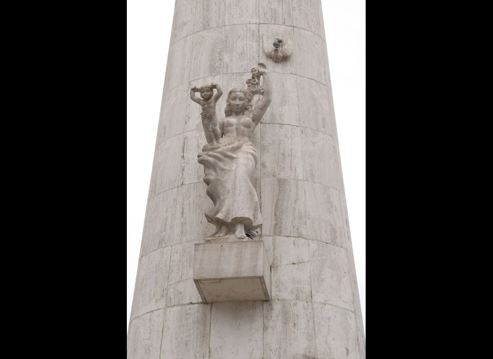 Dam Nationaal Monument op de pyloon reliëf van een vrouwenfiguur met een kind op haar arm. Zij symboliseert de overwinning. (2022)