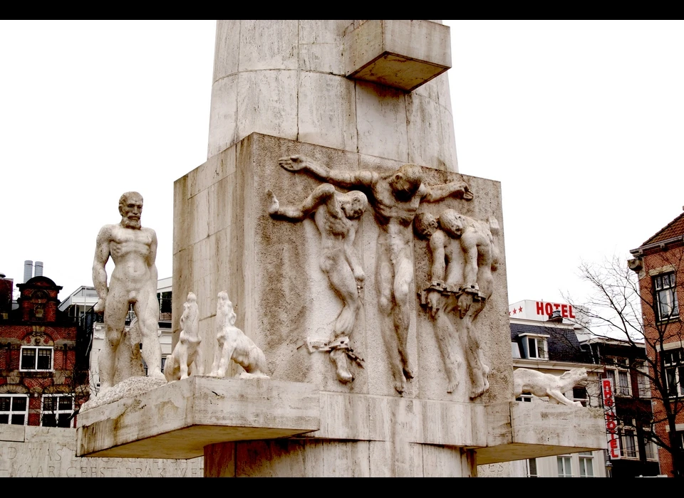 Dam Nationaal Monument reliëf van vier geboeide mannenfiguren door Paul Grégoire (2022)