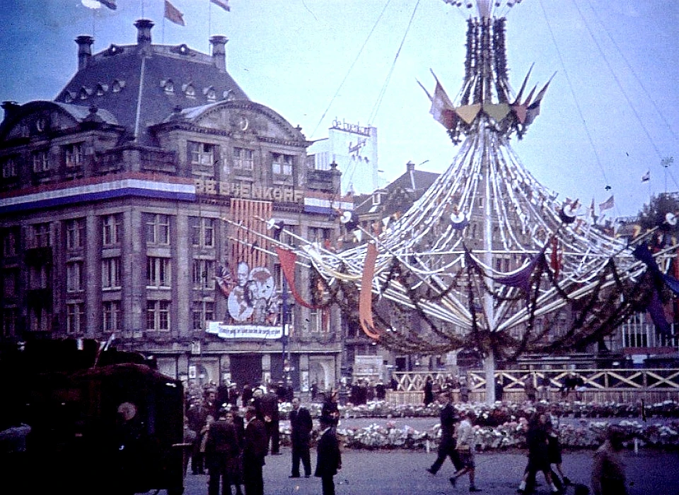 Dam versiering voor bevrijdingsfeest (1945)