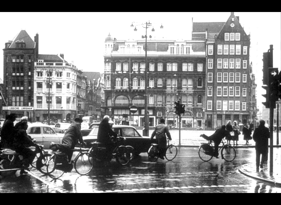 Dam 2-10 tussen Damrak en Eggertstraat (1967)