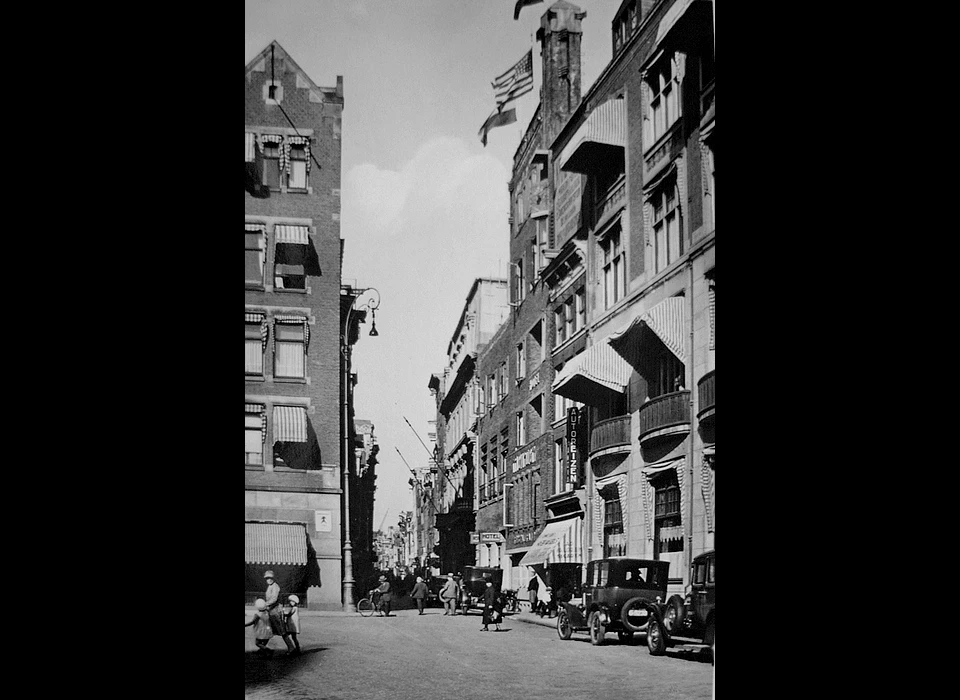 Warmoesstraat 173-199 Krasnapolsky heeft het laatste pand (185) verworven en bouwt hier de nieuwe hoofdingang aan de Dam naast het Polmanshuis (1942)