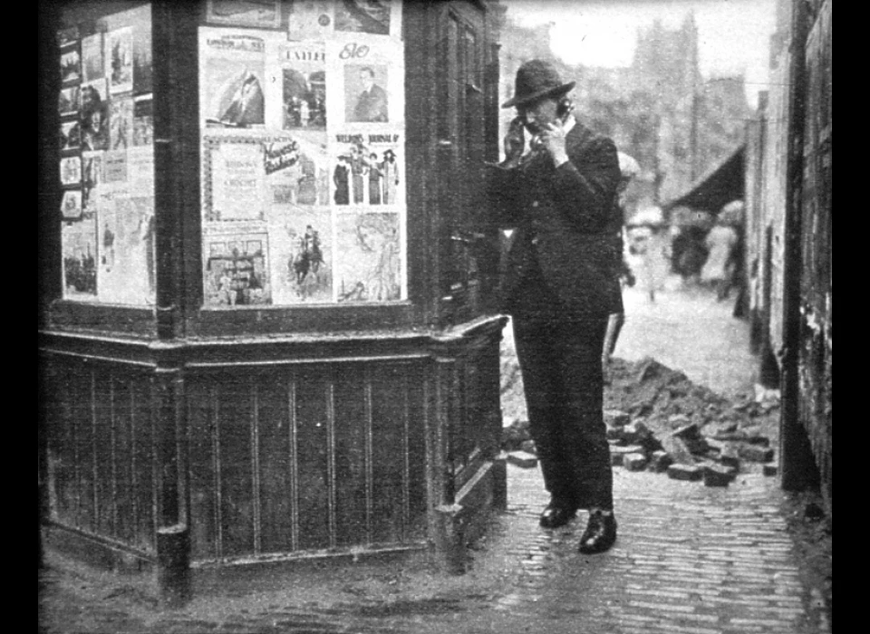 Dam één van de eerste kiosken die is uitgerust met een openbare telefoon (1922)