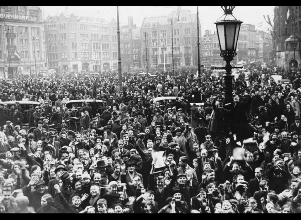 Dam, menigte bij het Paleis ter gelegenheid van de geboorte van prinses Beatrix (1938)