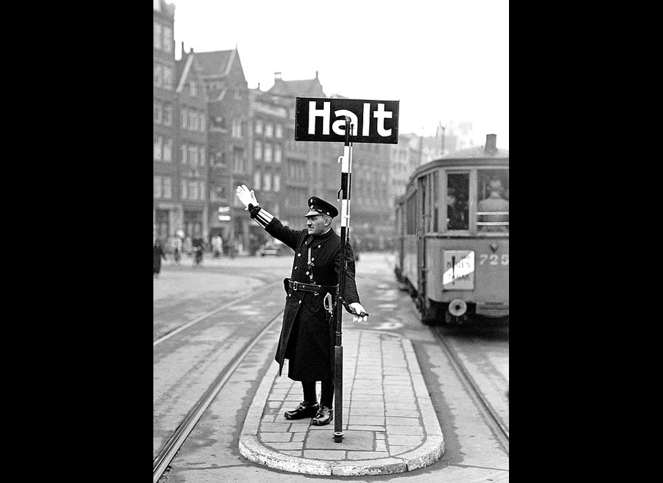 Dam verkeersagent met 'prentenboek' zoals het stopbord werd genoemd. De tekst Halt laat zien dat we bezet zijn door Duitsland. De gewone tekst was Stop. (1941)
