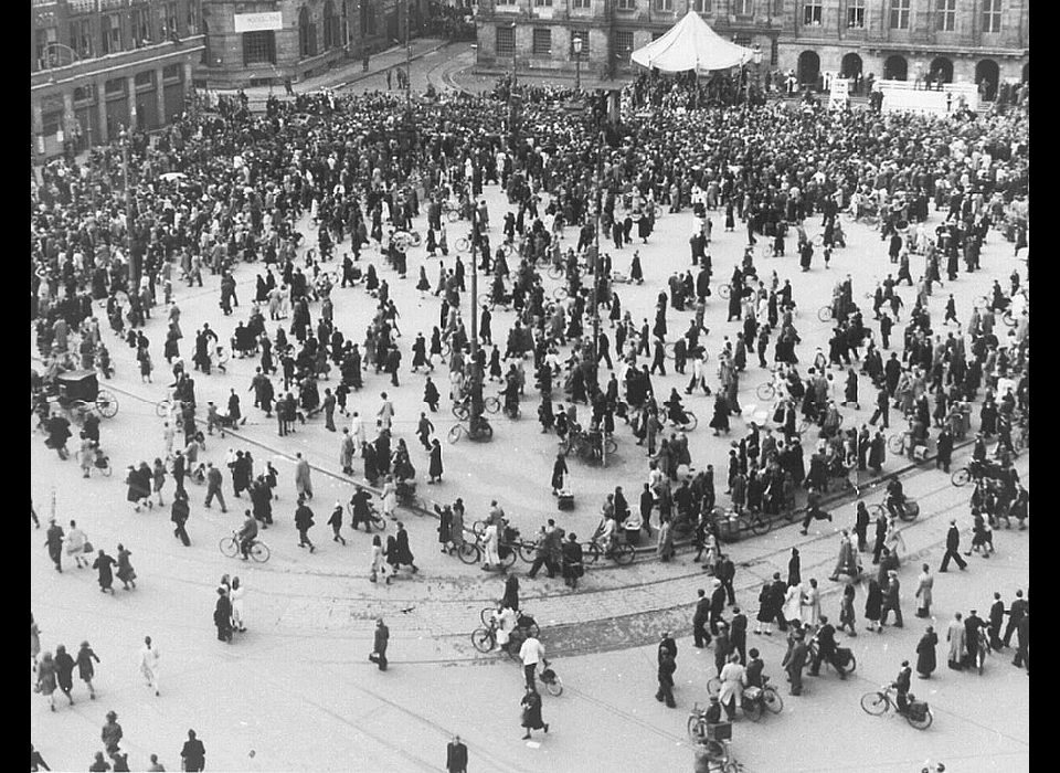 Dam 7 mei 1945 kort voor de schietpartij