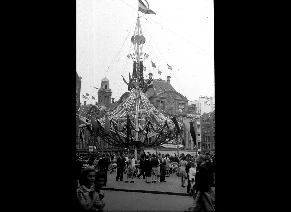 Dam versiering voor bevrijdingsfeest (1945)