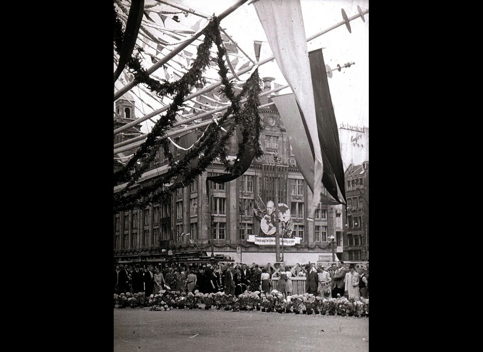 Dam versiering voor bevrijdingsfeest (1945)