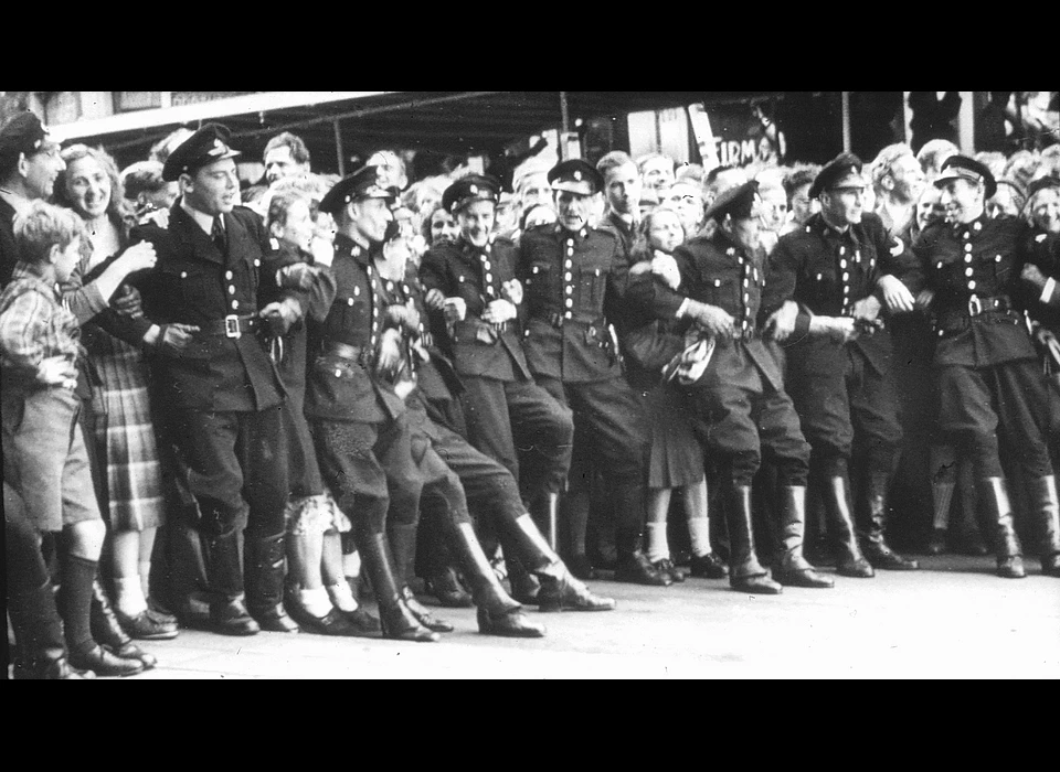Dam afzetting door politie in verband met de verloving van prinses Juliana met prins Bernhard (1937)