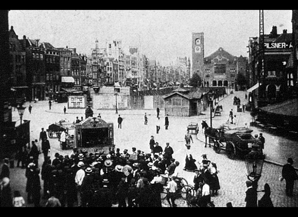 Dam, de poppenkast achter het Commandantshuis (li) De Bijenkorf moet nog gebouwd. (1912)