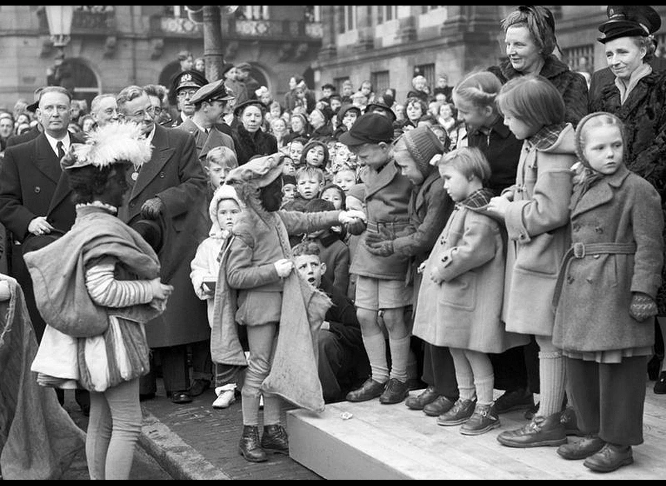 Dam bij de Sinterklaasintocht komt Zwarte Piet ook bij koningin Juliana en de prinsessen (1952)