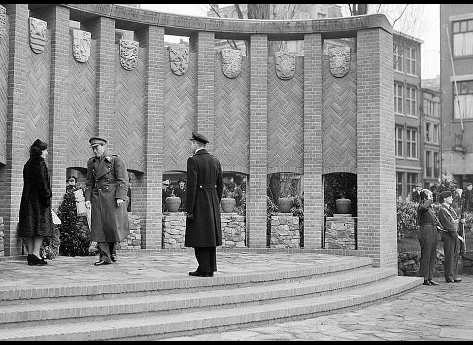 Dam tijdelijk Nationaal Monument plaatsing van de urnen (13 december 1947)