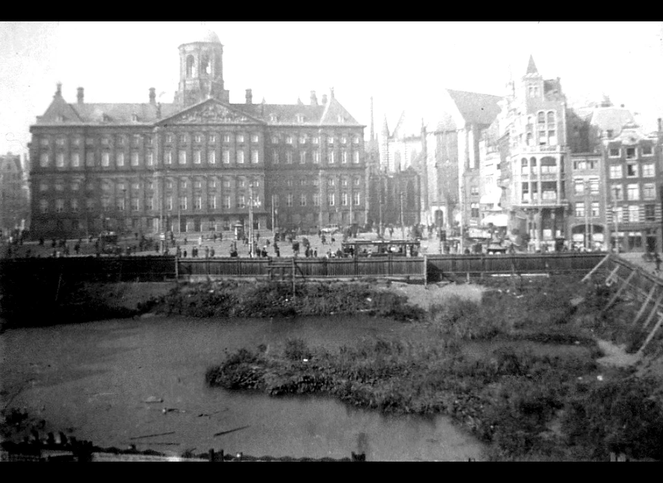 Dam de modderpoel wordt aan het oog onttrokken middels een schutting (1924)