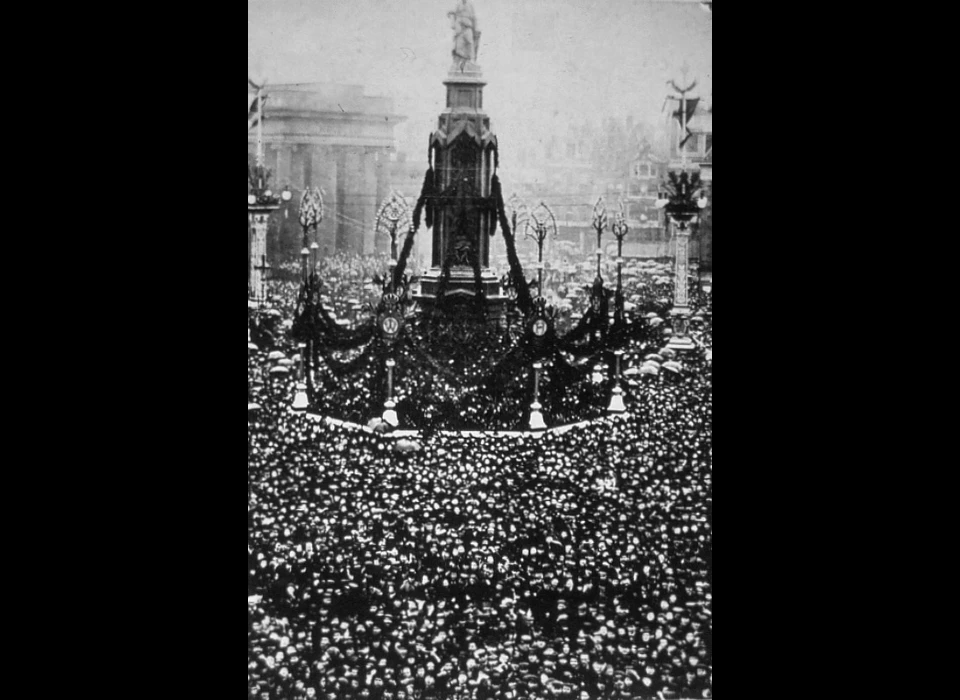 Versiering op de Dam bij het bezoek van koningin Wilhelmina en prins Hendrik op 5 maart 1901