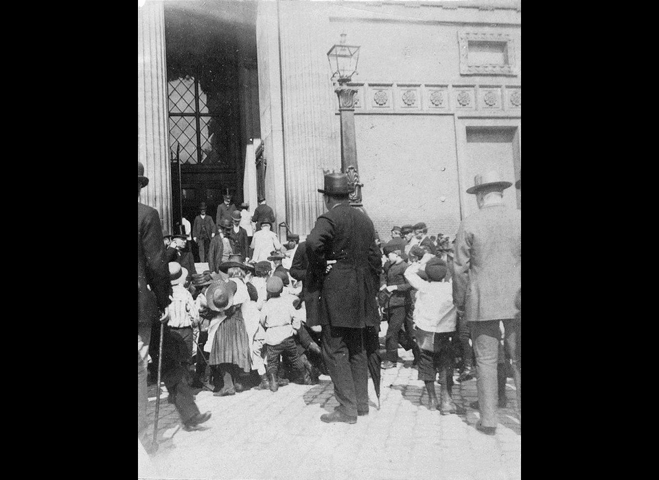 Dam 1 Beurstrommelen een eeuwenoude traditie (ca.1890)