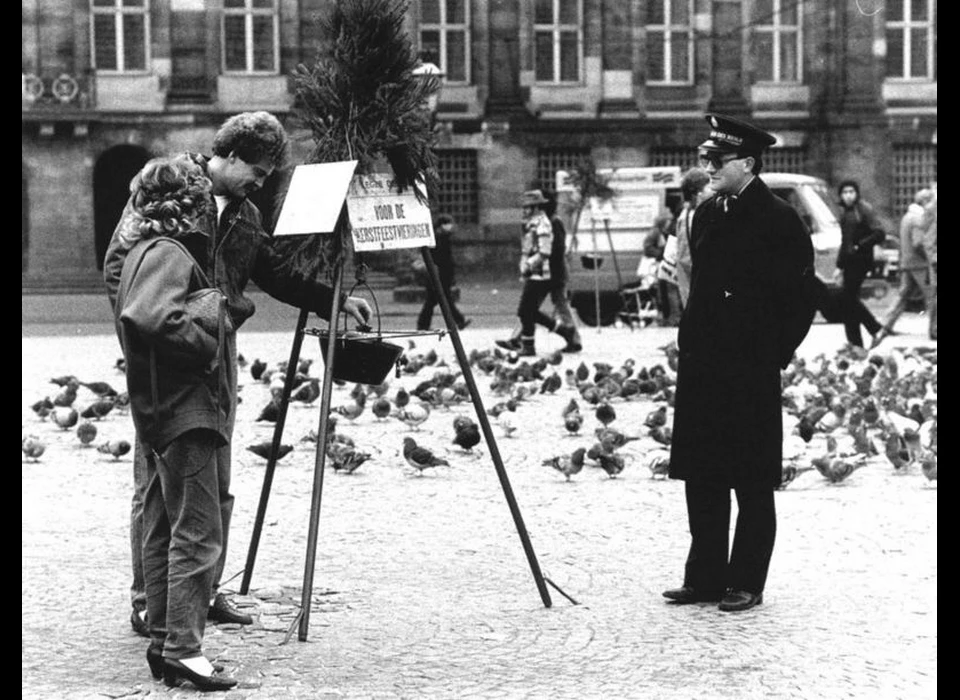 Dam kerstpot van Leger des Heils. (1983)