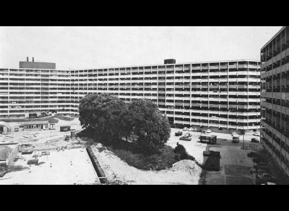 Bouw Dennenrode gezien van Develstein, bomen staan aan de voormalige Bijlmerringdijk (1974)