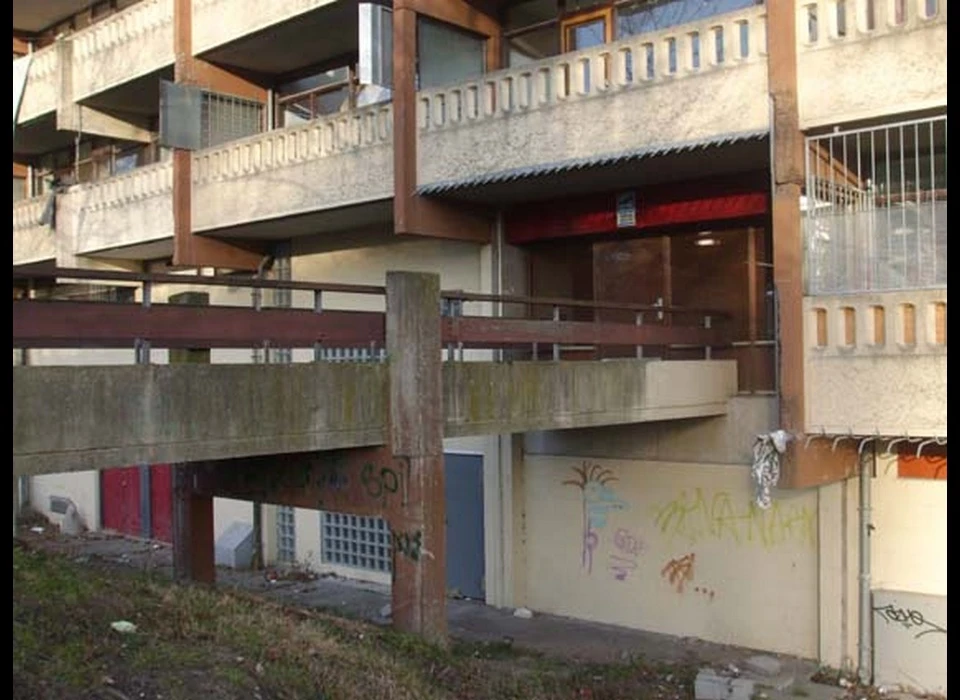 Dennenrode toegangsbrug tot de binnenstraat van de flat (1990c)