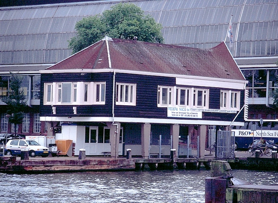 De Ruyterkade 84A Minangkabauerhuis of NACOhuis vanaf het IJ (1999)