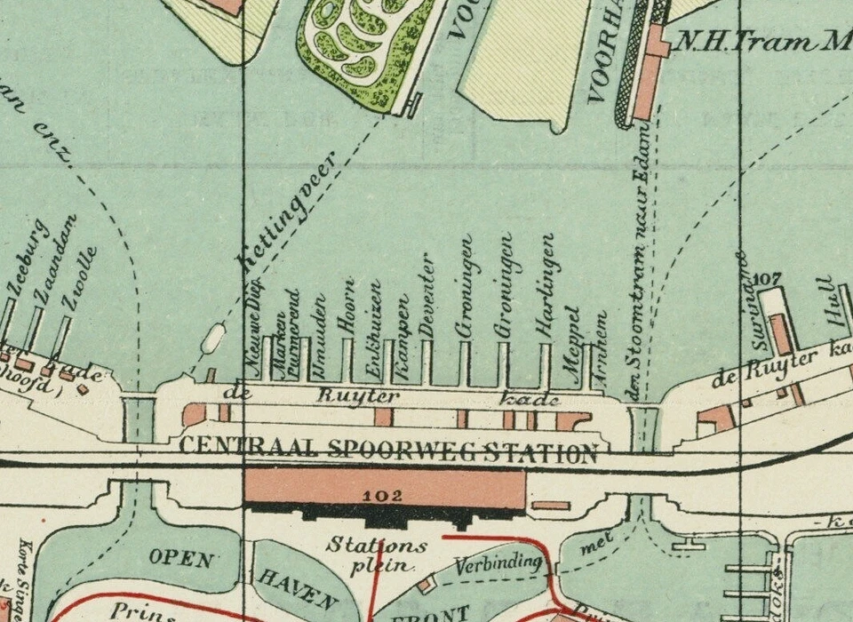De Ruijterkade, de steigers op Westerdokseiland, Stationseiland en Oosterdokseiland zijn toegewezen (1900)
