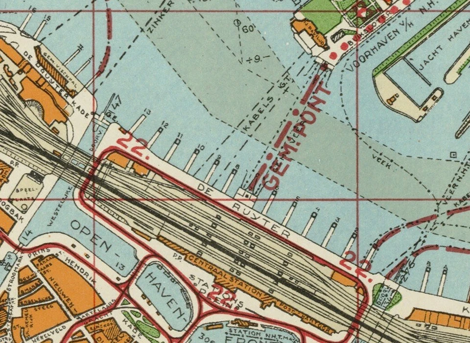 De Ruijterkade, de steigers aan Westerdokseiland zijn inmiddels ook genummerd (1940)