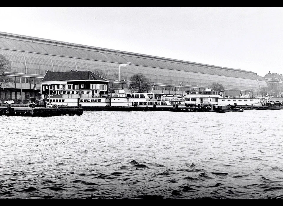 De Ruyterkade 84A Minangkabauerhuis of NACOhuis vanaf het IJ (1984)