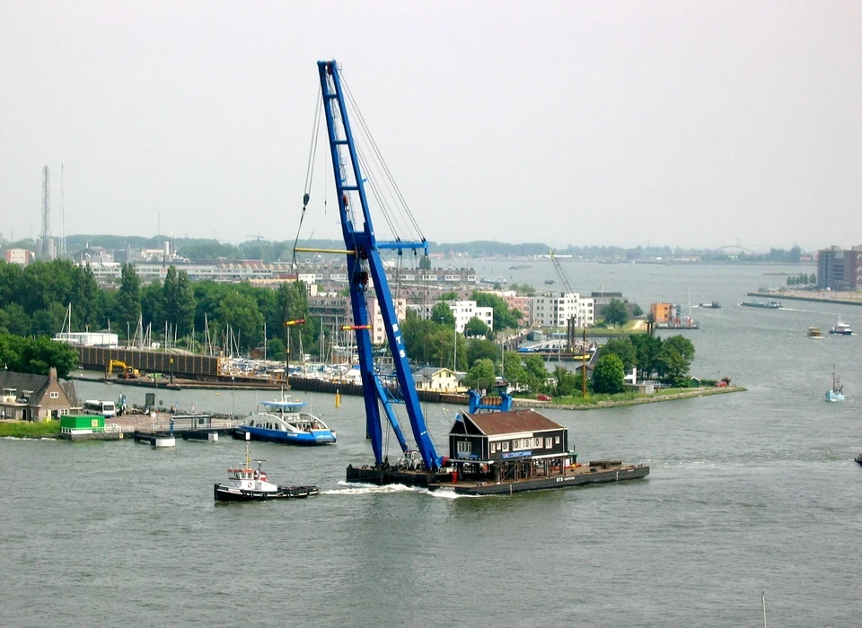 IJ NACOhuis op transport naar Zaandam voor opslag tot betere tijden (2004)