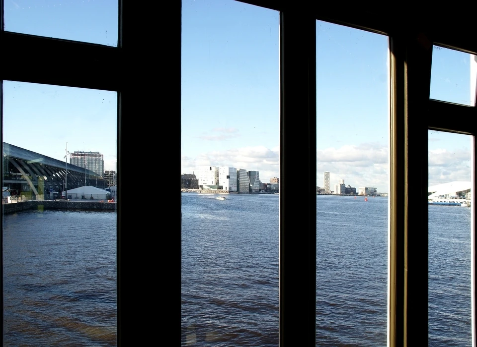 De Ruyterkade 99 NACOhuis uitzicht over het IJ, links Centraal Station en Havengebouw, vervolgens Westerdok en Silodam, rechts Eye Filmmuseum (2023)