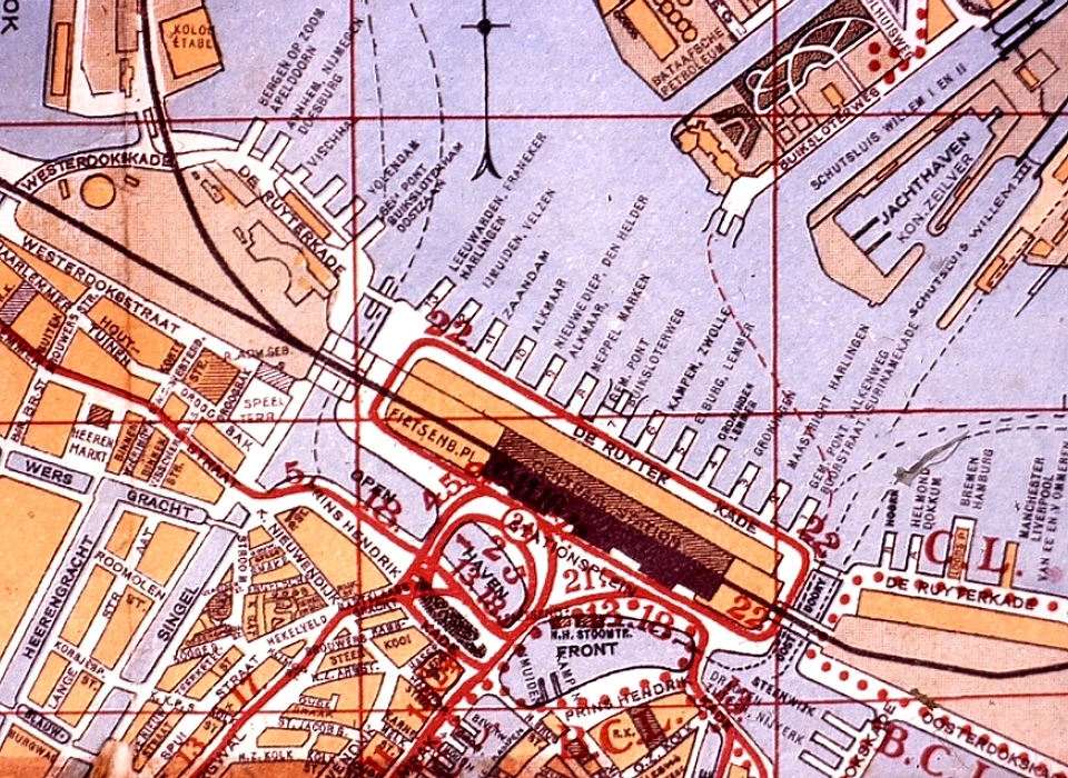 De Ruijterkade, de steigers aan Stationseiland en Oosterdokseiland hebben nummers, c.q. letters gekregen (1929)