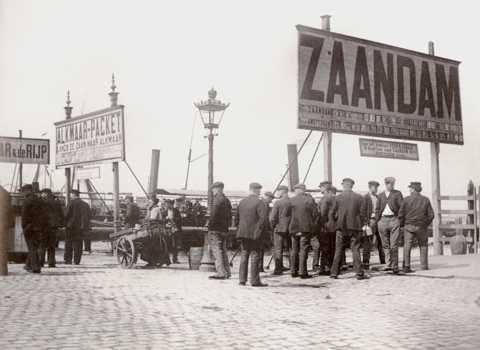 De Ruyterkade steigers 10 en 11 beurtvaarten naar Zaandam en Alkmaar (1907)