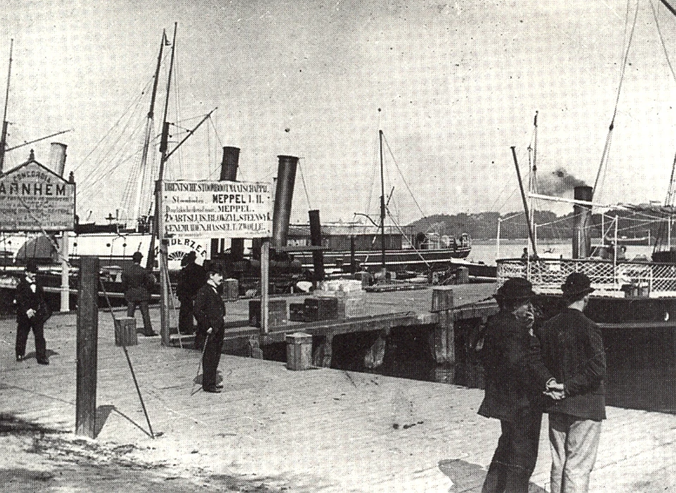 De Ruyterkade steiger 6 onder andere beurtvaart Drentsche Stoomboot Maatschappij (1889)