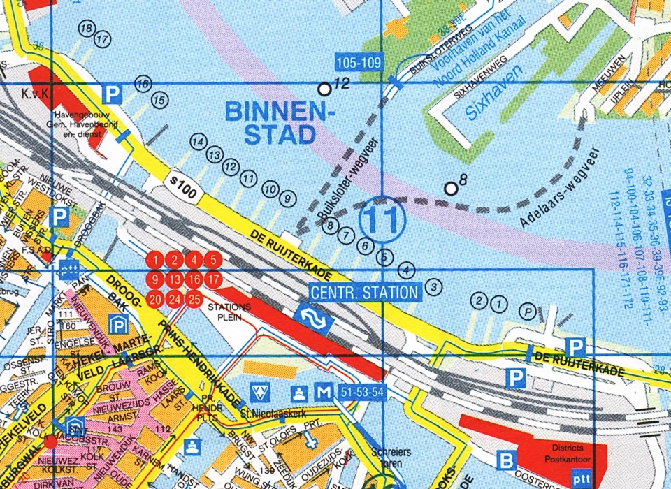 De Ruijterkade, de steigers zijn allemaal van een nieuwe nummering voorzien (2000)