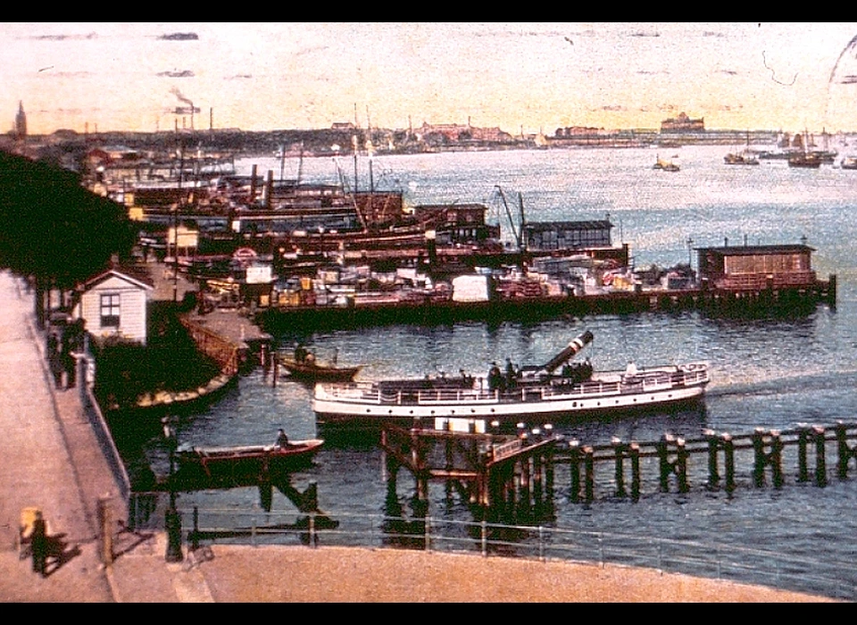 De Ruyterkade zicht over het IJ op voorgrond steiger 1 vanaf Oostelijke Doorvaart (1908)
