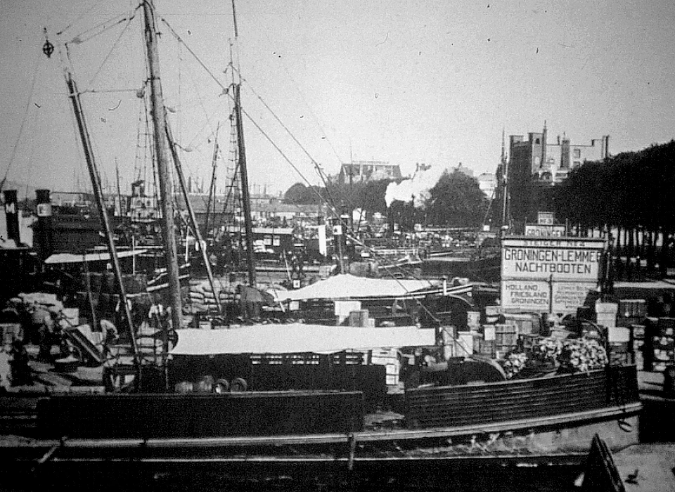 De Ruyterkade steiger 4 beurtvaart naar Groningen en Lemmernachtboot (1900)