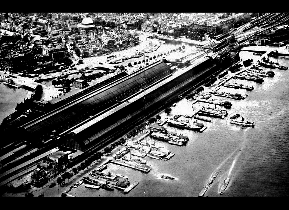 De Ruyterkade steigers 2-13 (v.l.n.r.) achter het Centraal Station (1930)