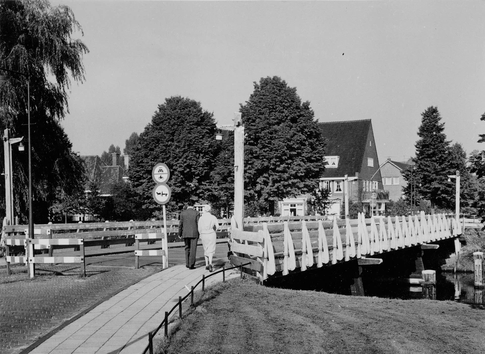 Diepenbrockstraat in 1958 bij brug over Zuider-Amstelkanaal